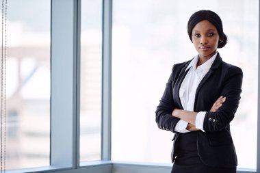 Resmen kameraya geçti silahlarla seyir blackbusiness kadın giyinmiş