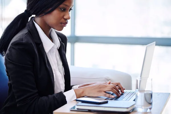 Mujer de negocios africana ocupada trabajando en una sala de negocios corporativa — Foto de Stock