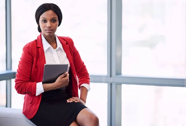 Formeel portret van zwarte zakenvrouw houden een digitale tablet — Stockfoto