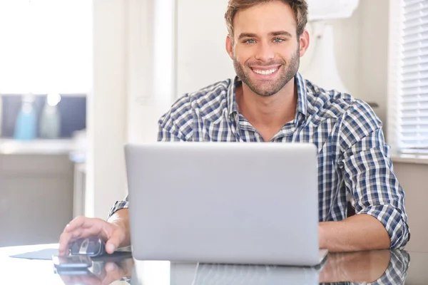 Bright cropped image of handsome young man smiling at camera — Stock Photo, Image