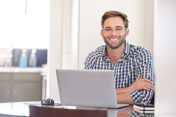 Guapo arreglado caucásico contable sonriendo mientras mira a la cámara — Foto de Stock