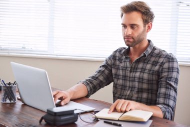yazar onun işten el yazısı notebook laptop digitalising meşgul