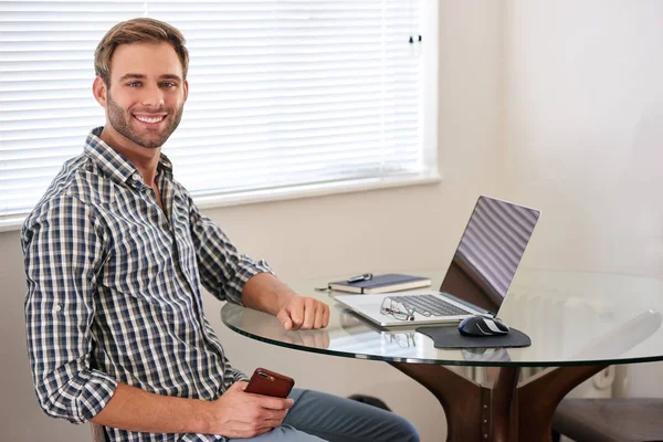 Homem bem preparado com uma barba curta sorrindo para a câmera — Fotografia de Stock