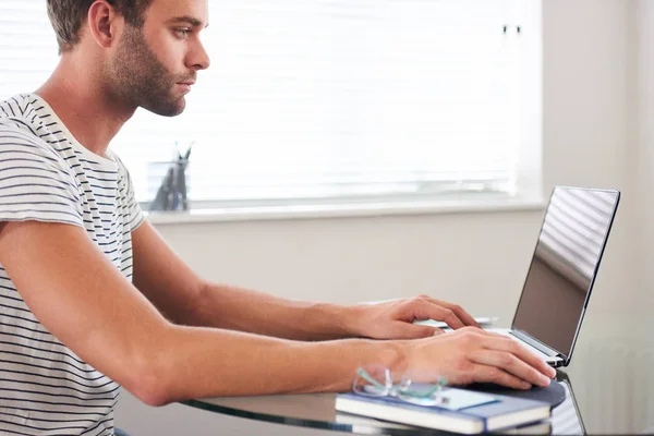 Profilo immagine di giovane uomo caucasico che lavora sul suo computer — Foto Stock