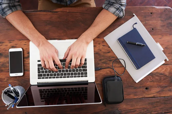 Надмірний знімок рук білого чоловіка, що друкуються на ноутбуці — стокове фото