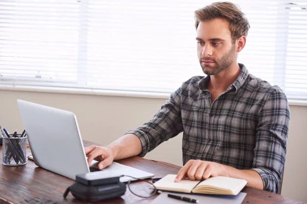 Escritor ocupado digitalizando seu trabalho de notebook manuscrito para laptop — Fotografia de Stock