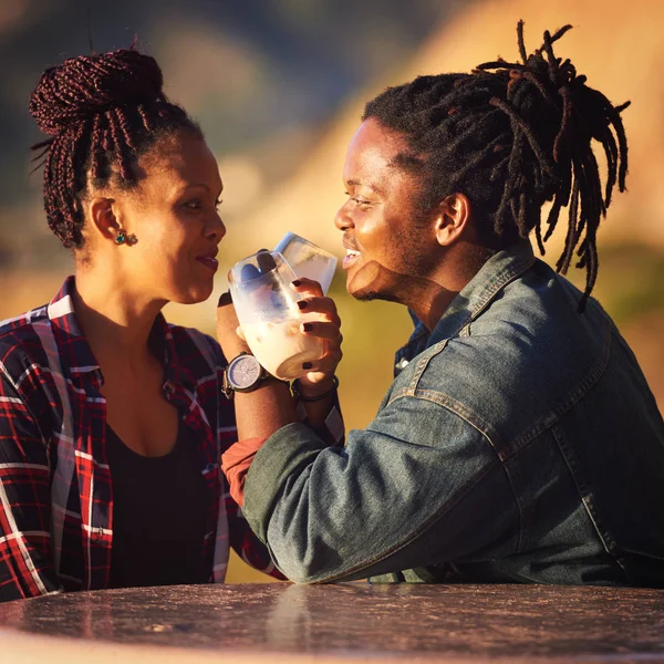 Para mieszanej rasy, pochodzenia afrykańskiego, Dokonywanie spleciona toast — Zdjęcie stockowe