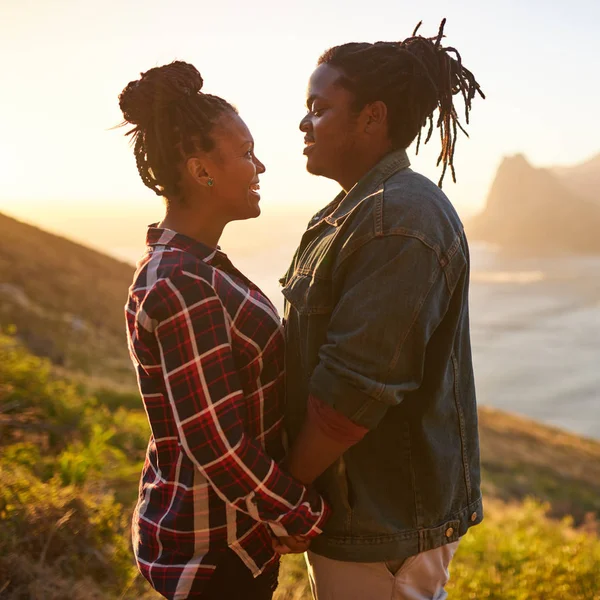 Pareja de raza mixta tomados de la mano al aire libre en un hermoso paisaje —  Fotos de Stock