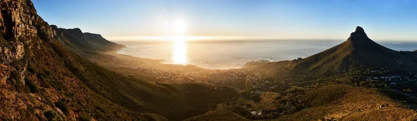 Günbatımı okyanus ve dağ cape Town panoramik manzara — Stok fotoğraf