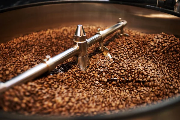 Taze kavrulmuş sonra kahve çekirdekleri ile soğutma tesisatında karıştırma davul