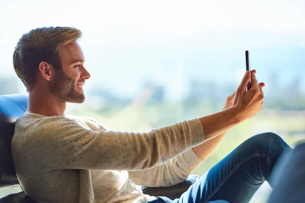 Aantrekkelijke Kaukasische man nemen van een selfie met zijn mobiele telefoon — Stockfoto