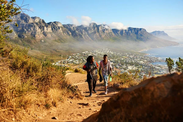 Paesaggio mozzafiato con due ragazzi africani che fanno trekking su un sentiero montuoso — Foto Stock