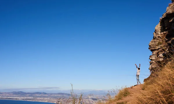 Tipo con los brazos en el aire libre con el cielo azul — Foto de Stock