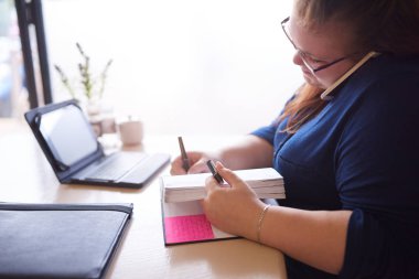 Masasında otururken iş kadın meşgul multitasking