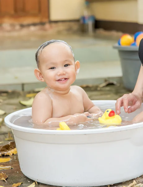 Bebê foi menino tomando banho e xampu pela mãe, banho ao ar livre — Fotografia de Stock