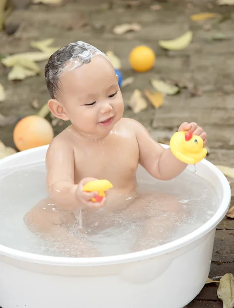 Baby was boy bathing  and shampooing by mother , outdoor bathing — Stock Photo, Image