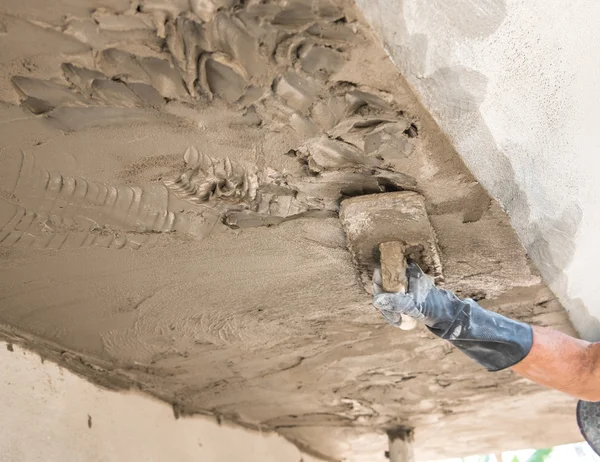 Trabajador yesero el techo y la pared de hormigón —  Fotos de Stock