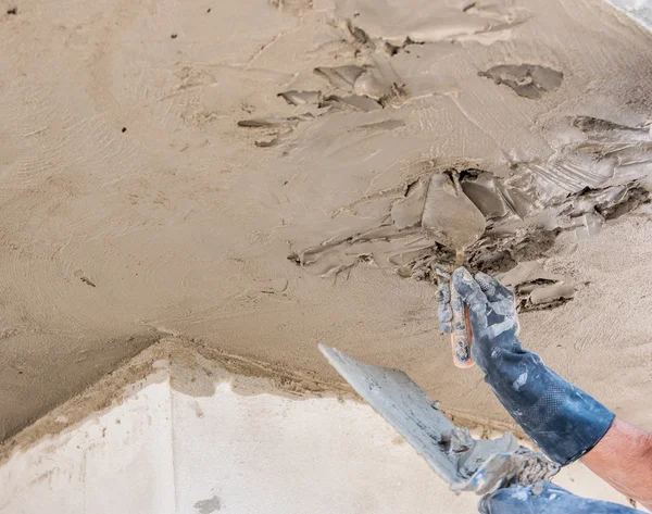 Trabajador yesero el techo y la pared de hormigón —  Fotos de Stock