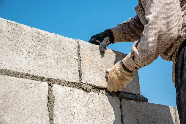 işçi Tec. beton duvar çimento blok ve sıva yapmak