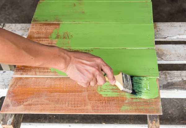 Pintura de carpintero color verde al tablero de madera —  Fotos de Stock