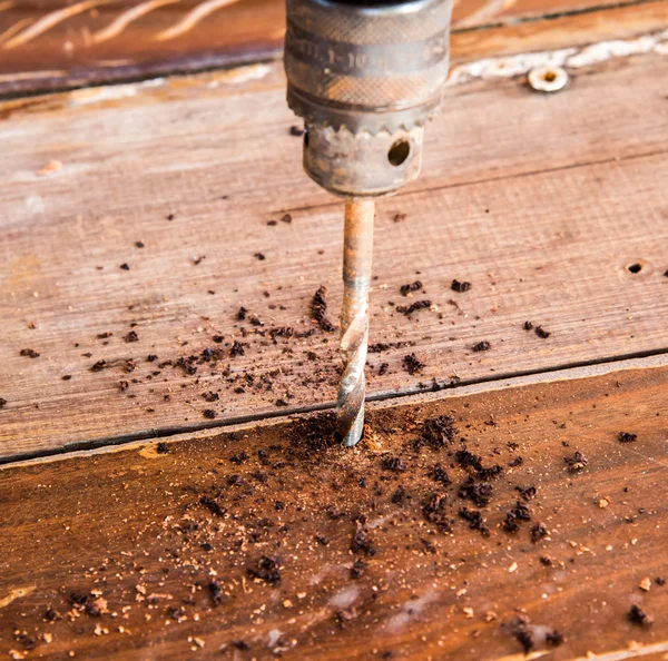 Primo piano Bordo di legno trapano da trapano elettrico a mano — Foto Stock