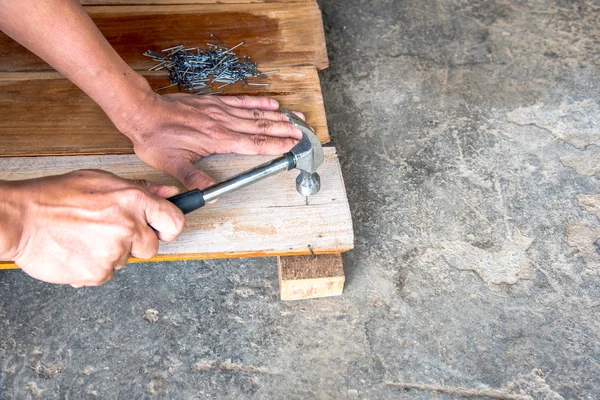 Carpintero clavando el tablero de madera de teca por martillo en Tailandia a m —  Fotos de Stock