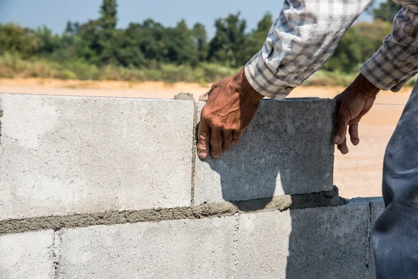 işçi Tec. beton duvar çimento blok ve sıva yapmak