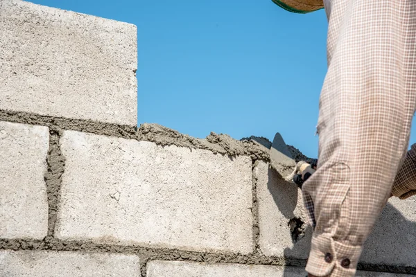 işçi Tec. beton duvar çimento blok ve sıva yapmak