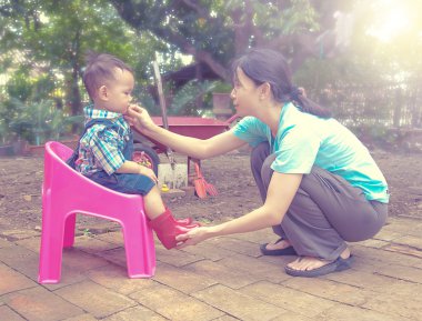 Kırmızı renk giyen anne bebek ve birlikte, konuşmak için çizme F
