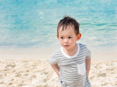 Mavi deniz ile sahilde erkek Asya bebek 