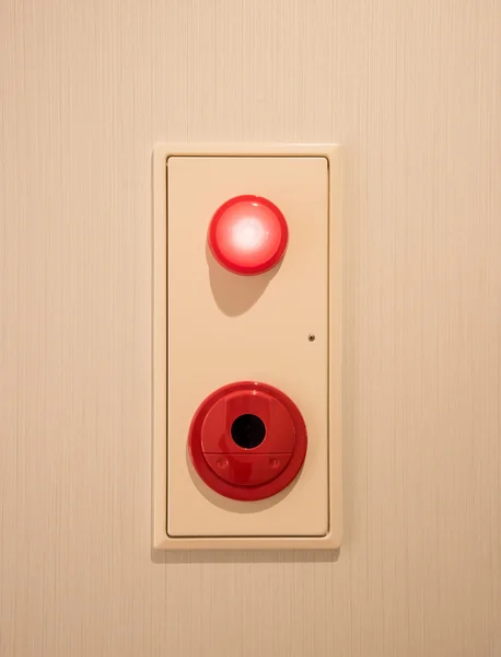 La scatola di allarme antincendio contiene tramite interruttore a pressione, sirena e luce rossa — Foto Stock