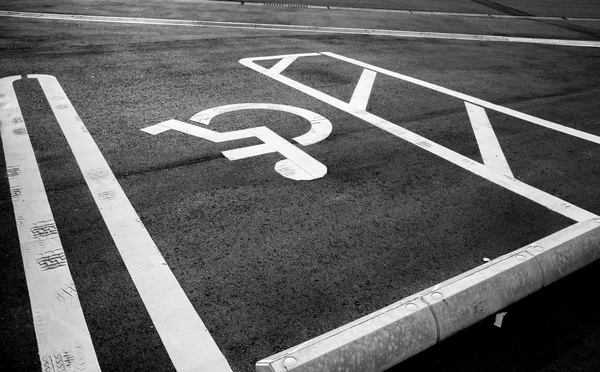 Otopark devre dışı kişi işareti