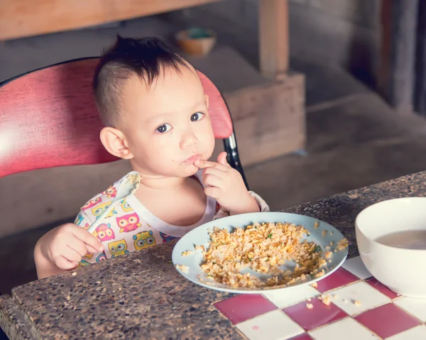 Thai baby eating fried rice  by self — Φωτογραφία Αρχείου