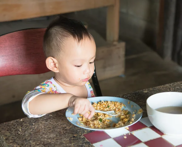 Thai baby eating fried rice  by self — Φωτογραφία Αρχείου