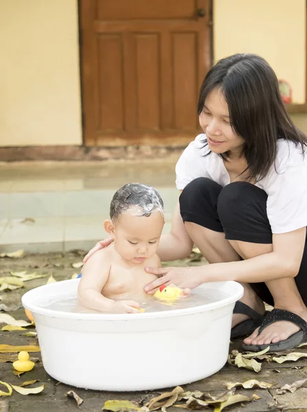 Asiático bebé chico fue baño — Foto de Stock