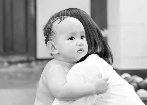 Miedo, bebé asiático en movimiento de miedo — Foto de Stock
