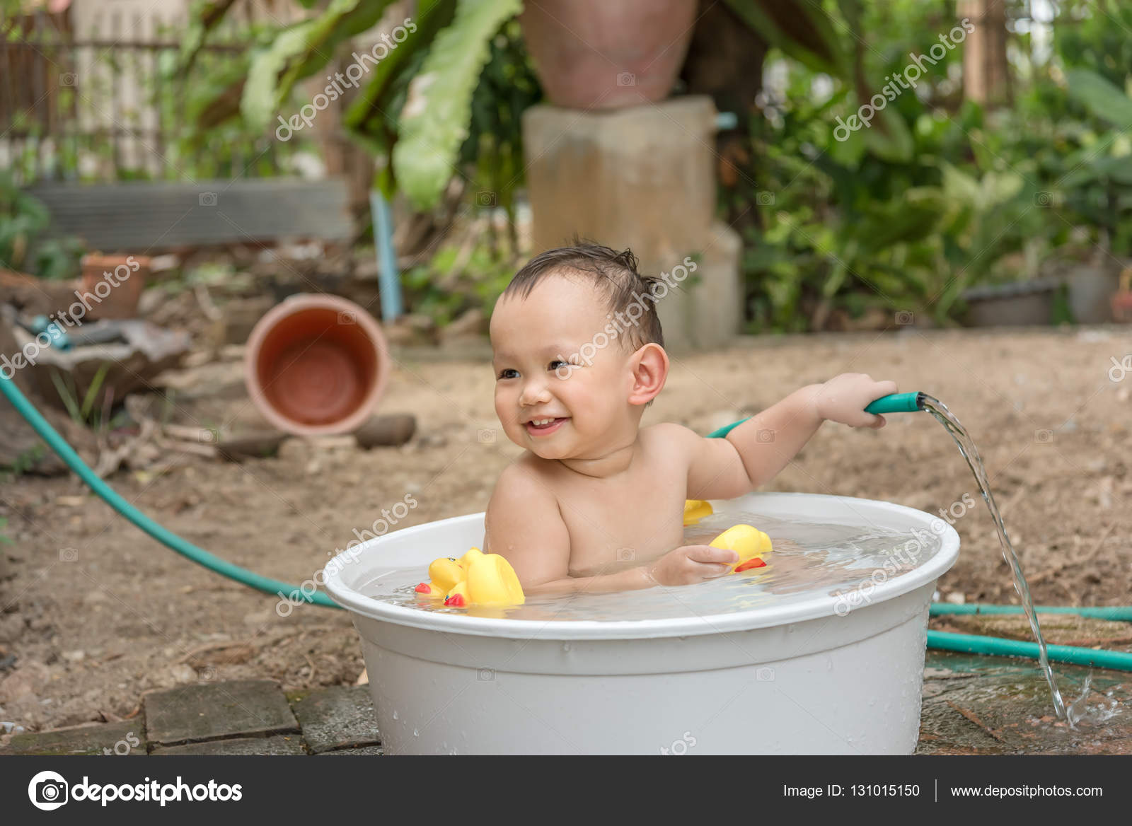 Vista superior Asiático bebé niño al aire libre baño en la bañera