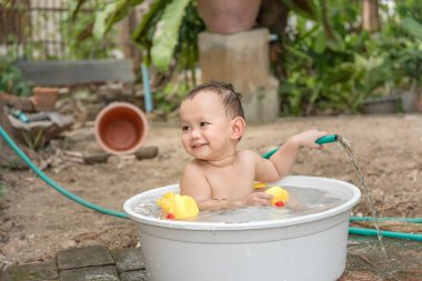 Üstten Görünüm Asya bebek çocuk beyaz küvette banyo açık. H