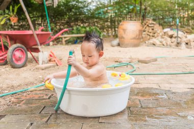 Üstten Görünüm Asya bebek çocuk beyaz küvette banyo açık. H