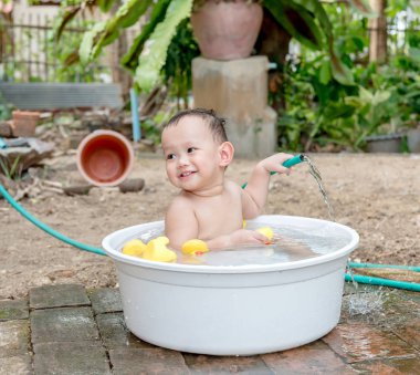 Üstten Görünüm Asya bebek çocuk beyaz küvette banyo açık. H
