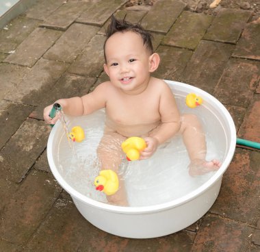 Üstten Görünüm Asya bebek çocuk beyaz küvette banyo açık. H