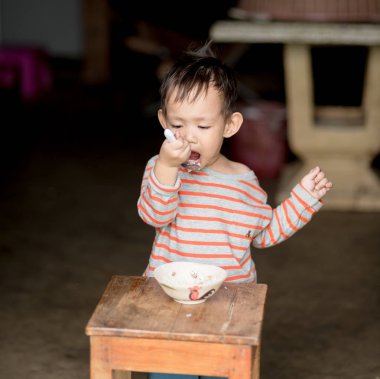 Asya bebek çocuk yemek kaşık onun tarafından tarafından kendini kızarmış pilav