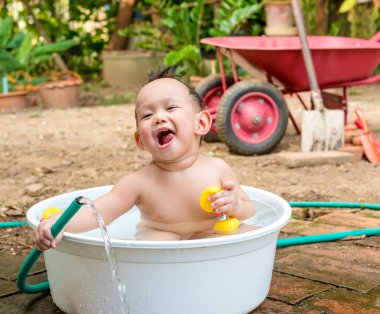 Üstten Görünüm Asya bebek çocuk beyaz küvette banyo açık. H