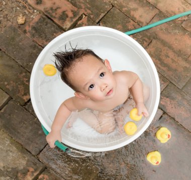 Üstten Görünüm Asya bebek çocuk beyaz küvette banyo açık. H