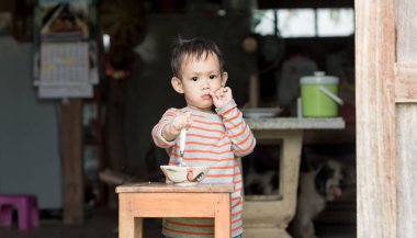 Asya bebek çocuk yemek kaşık onun tarafından tarafından kendini kızarmış pilav