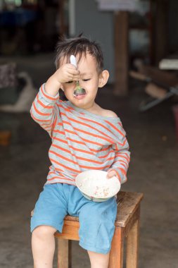 Asya bebek çocuk yemek kaşık onun tarafından tarafından kendini kızarmış pilav