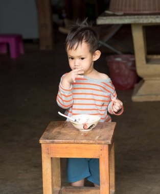 Asya bebek çocuk yemek kaşık onun tarafından tarafından kendini kızarmış pilav