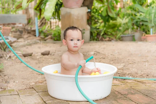 Vista superior Menino asiático bebê banho ao ar livre na banheira branca. H — Fotografia de Stock