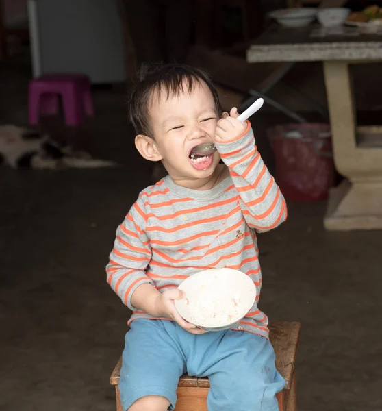 Ασίας μωρό αγόρι τρώει τηγανητό ρύζι από το κουτάλι με τον εαυτό — Φωτογραφία Αρχείου