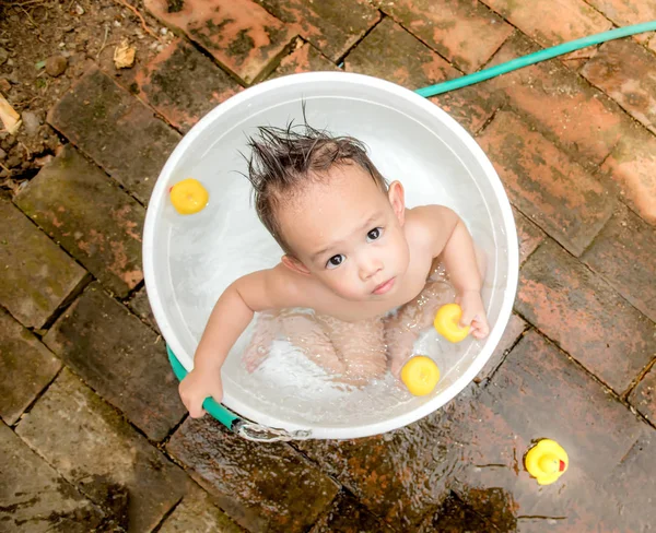 Vedere de sus băiat copil asiatic în aer liber baie în cadă albă. H — Fotografie, imagine de stoc